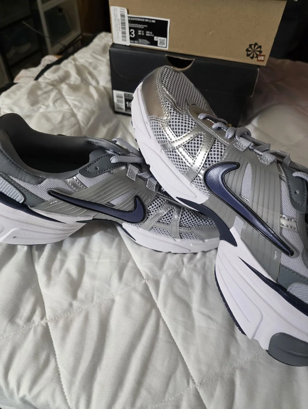 Nike V2K Run  Men’s Silver and Navy Mesh Running Sneakers Size 10.5m.
